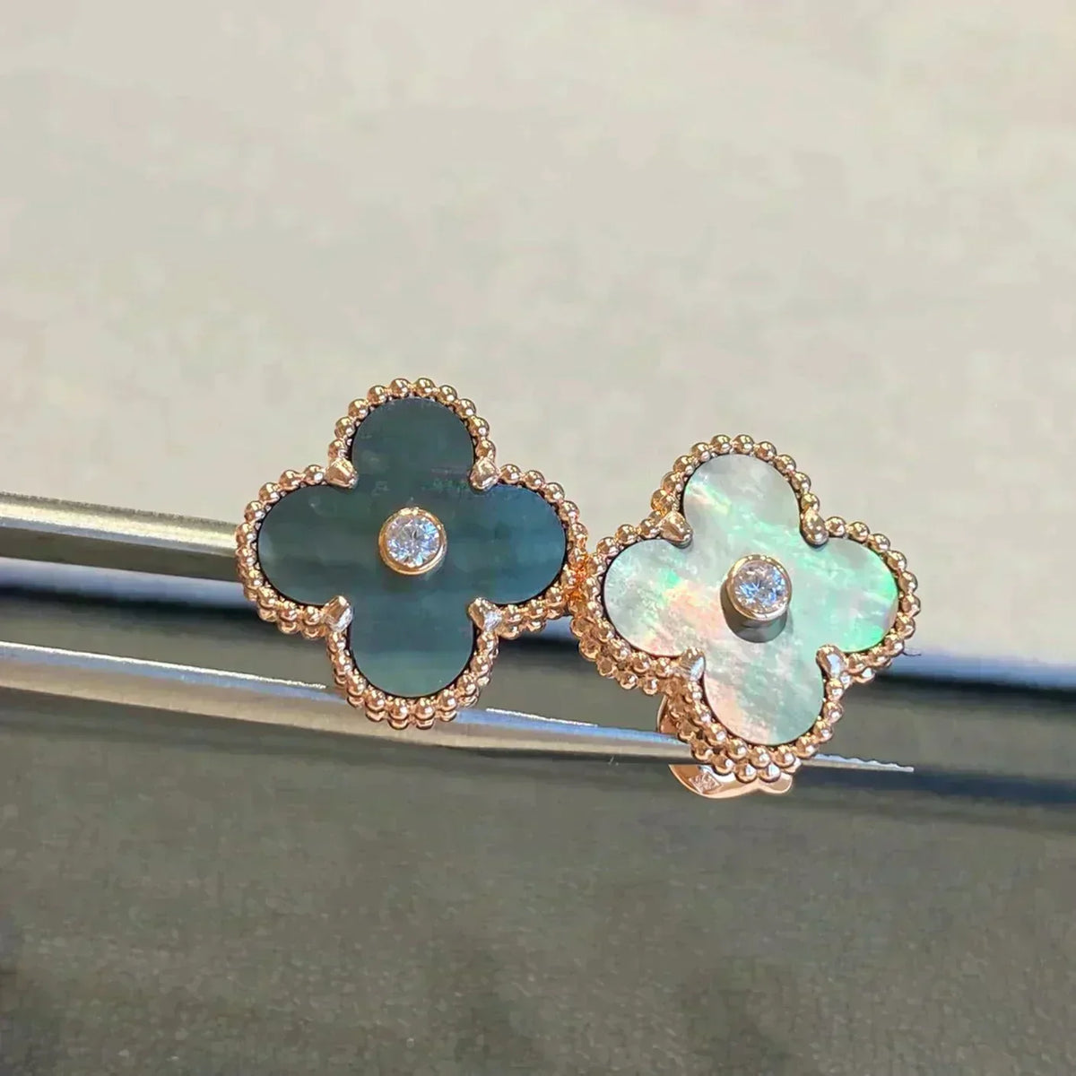 [MIRA]CLOVER MEDIUM 1 MOTIFS GRAY MOP  DIAMOND EARRINGS