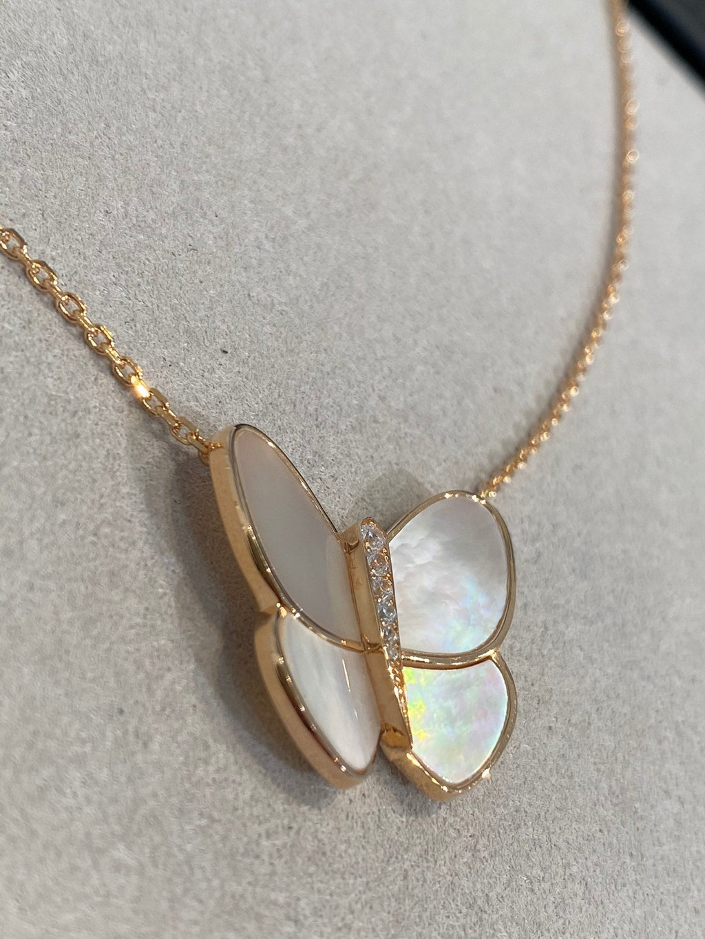 [MIRA]BUTTERFLY GOLD MOP DIAMOND NECKLACE
