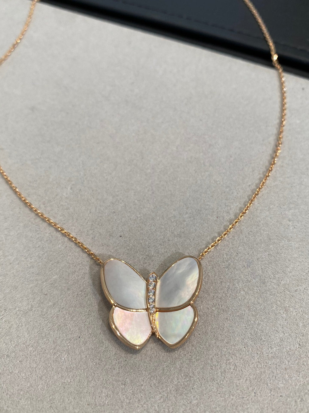 [MIRA]BUTTERFLY GOLD MOP DIAMOND NECKLACE
