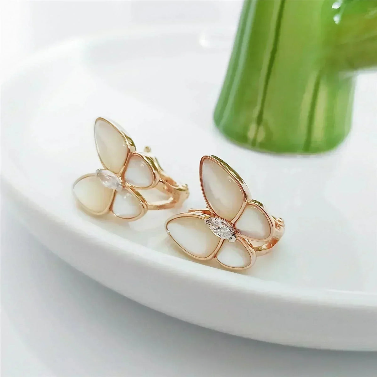 [MIRA]BUTTERFLY MOP DIAMOND EARRINGS