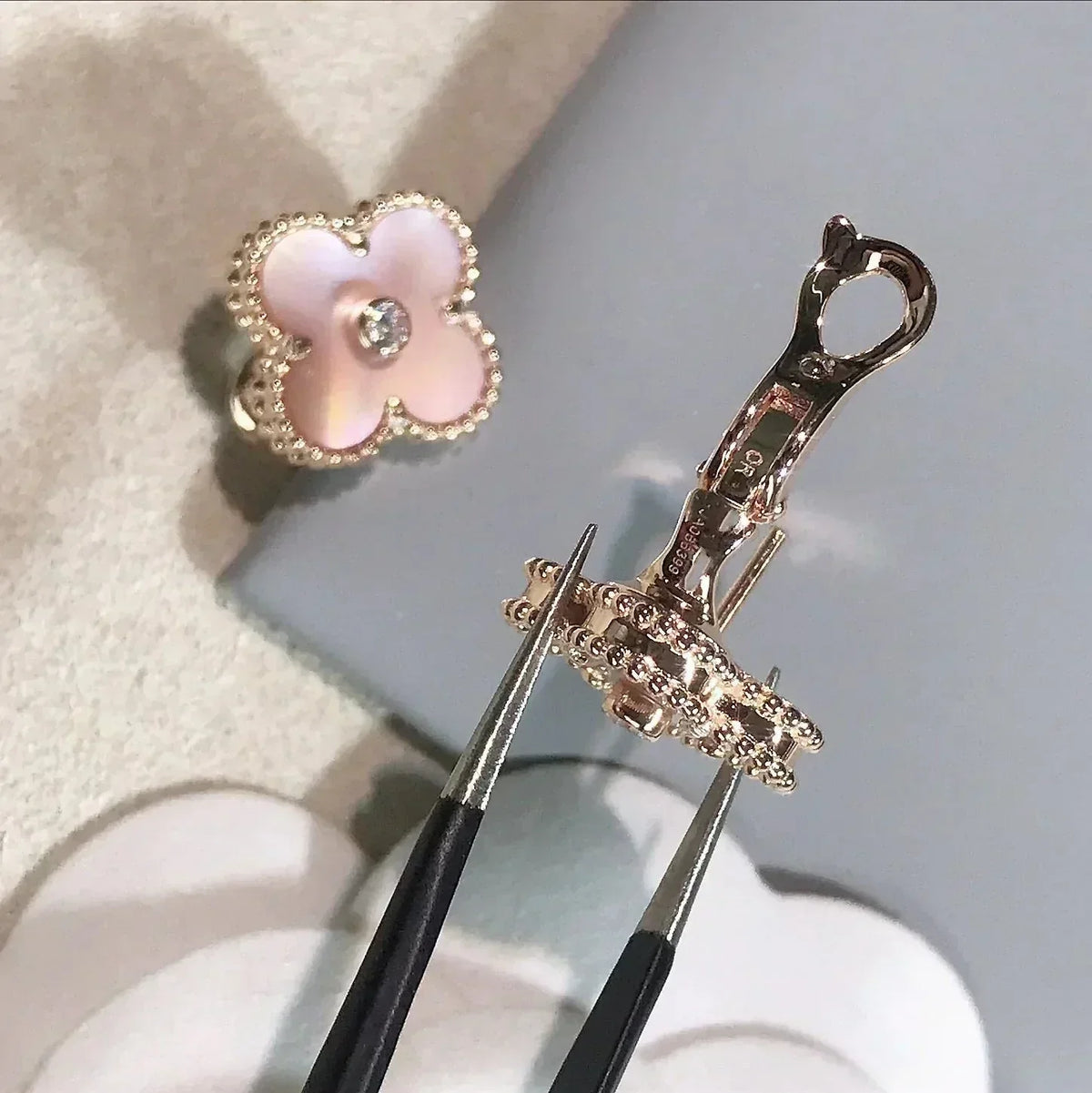 [MIRA]CLOVER MEDIUM 1 MOTIFS  PINK MOP DIAMOND EARRINGS