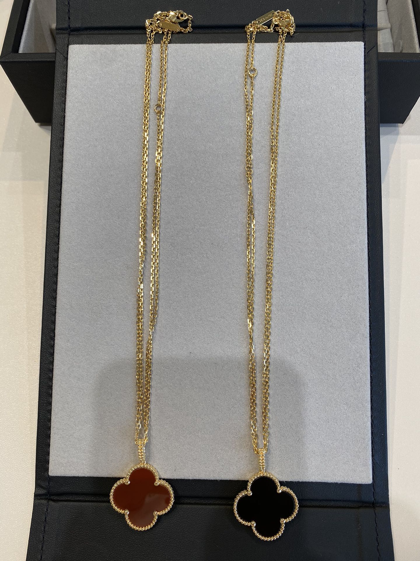 ??MIRA?¡¥CLOVER 25MM NECKLACE GOLD CARNELIAN
