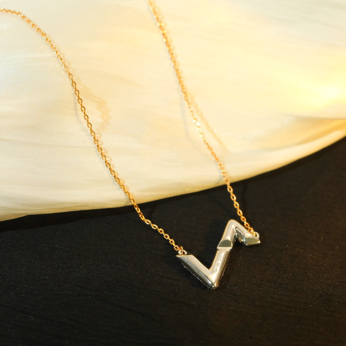 [MIRA]VOLT SILVER DIAMOND PEDANT NECKLACE