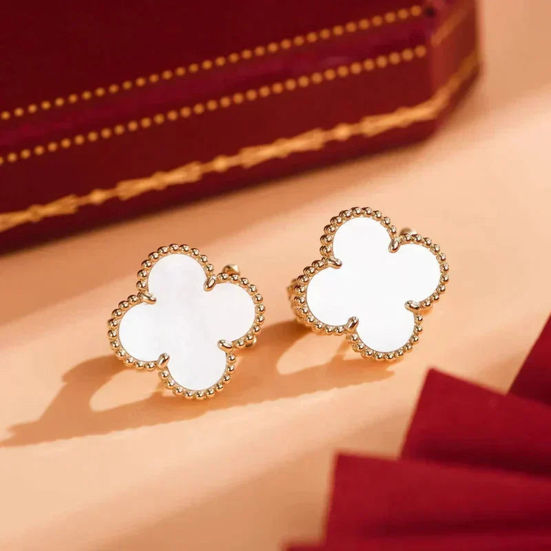 [MIRA]CLOVER MEDIUM 1 MOTIFS  WHITE MOP STUD EARRINGS