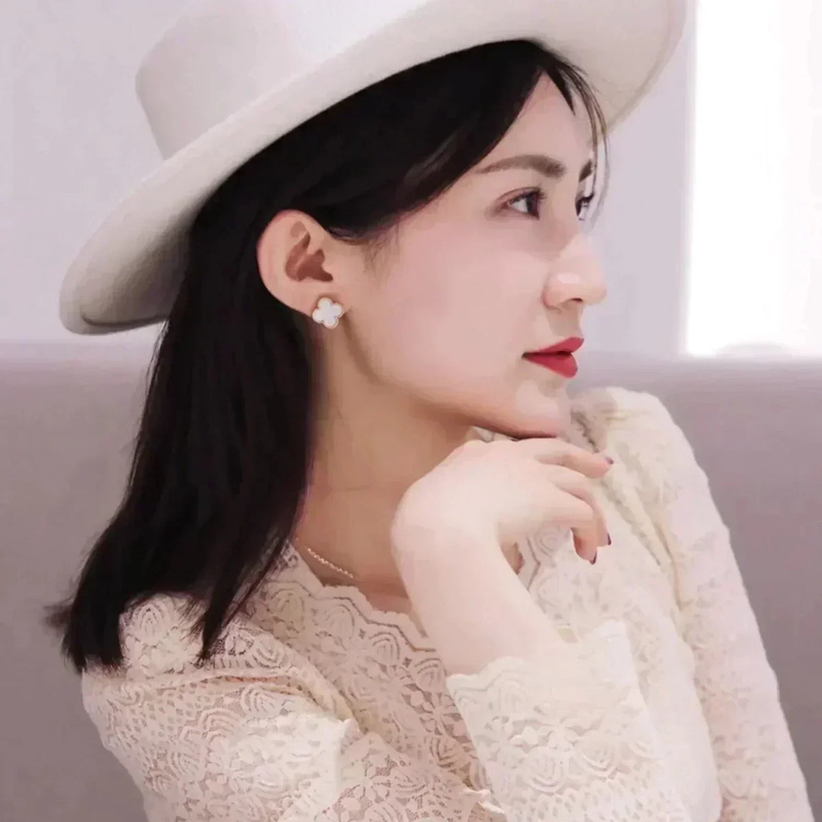 [MIRA]CLOVER MEDIUM 1 MOTIFS  WHITE MOP STUD EARRINGS