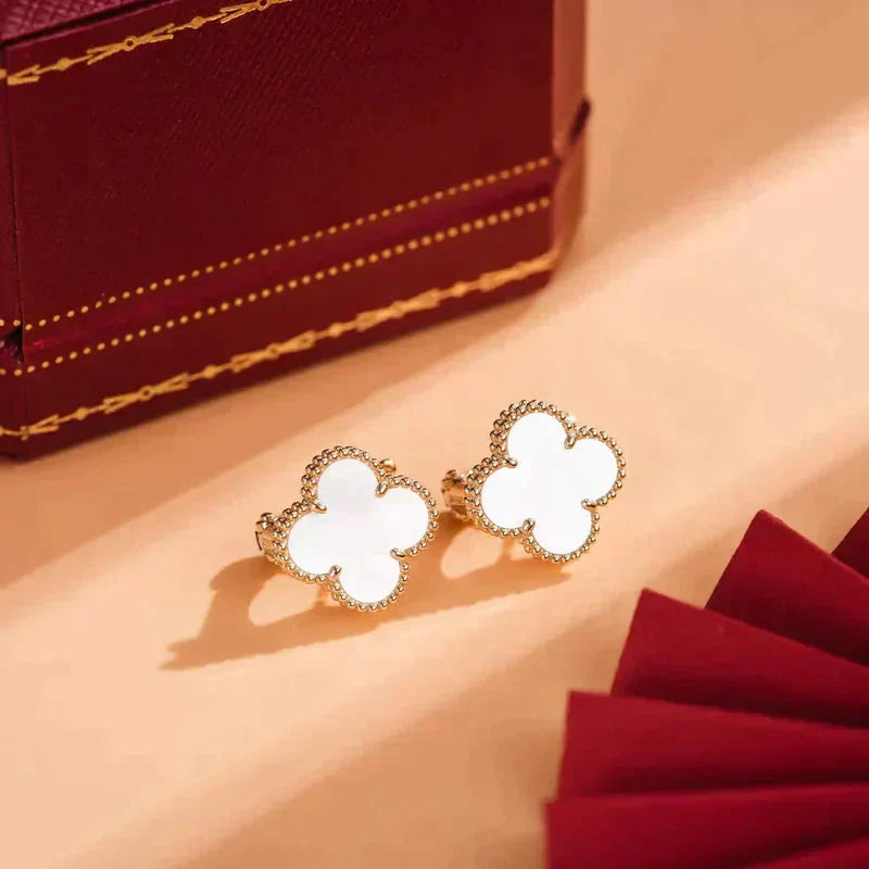 [MIRA]CLOVER MEDIUM 1 MOTIFS  WHITE MOP STUD EARRINGS