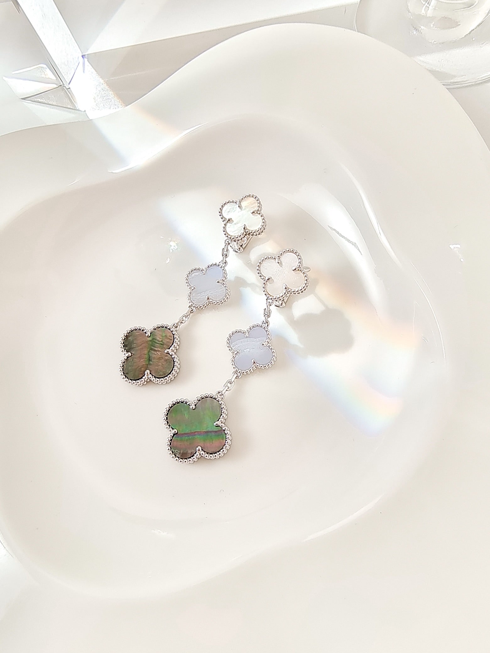 ??MIRA?¡¥CLOVER 3 MOTIFS CHALCEDONY DARK MOP SILVER EARRINGS