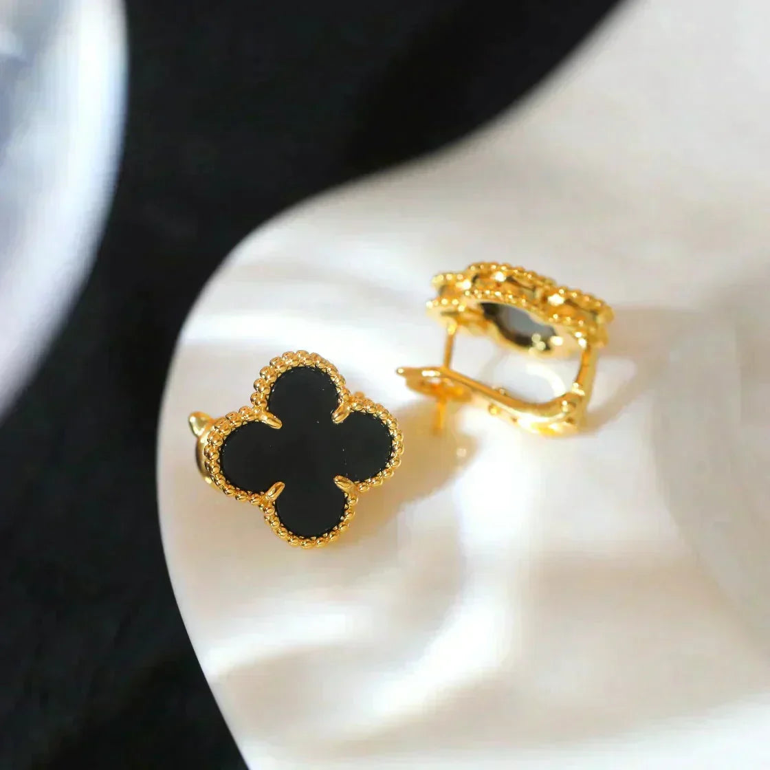 [MIRA]CLOVER MEDIUM 1 MOTIFS  ONYX STUD EARRINGS