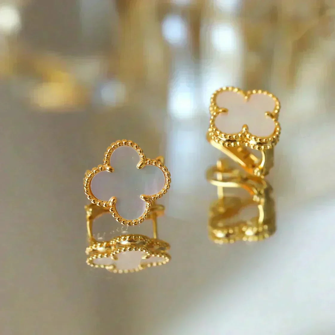 [MIRA]CLOVER MEDIUM 1 MOTIFS  WHITE MOP STUD EARRINGS