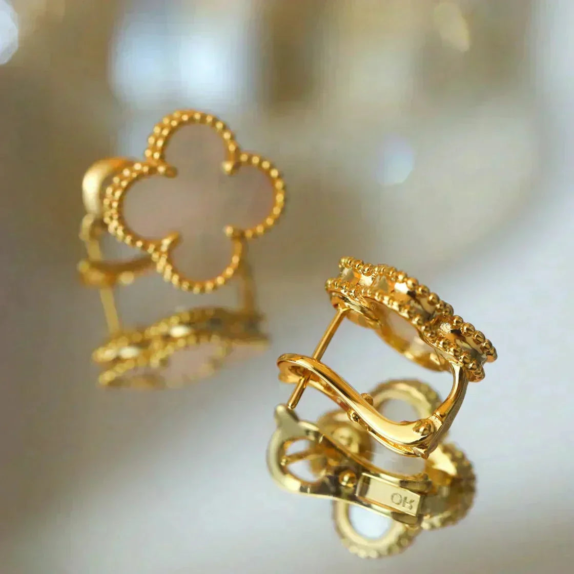 [MIRA]CLOVER MEDIUM 1 MOTIFS  WHITE MOP STUD EARRINGS