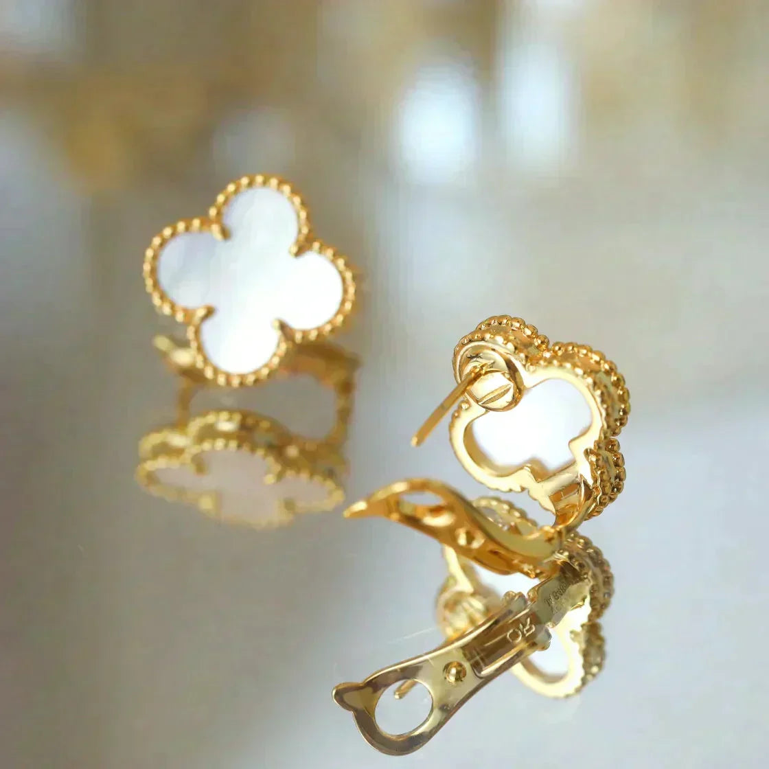 [MIRA]CLOVER MEDIUM 1 MOTIFS  WHITE MOP STUD EARRINGS