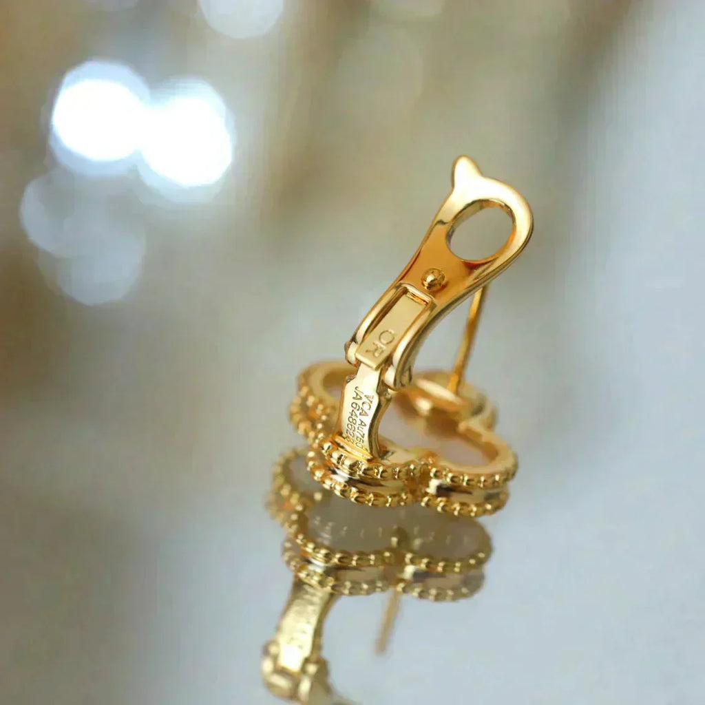 [MIRA]CLOVER MEDIUM 1 MOTIFS  WHITE MOP STUD EARRINGS