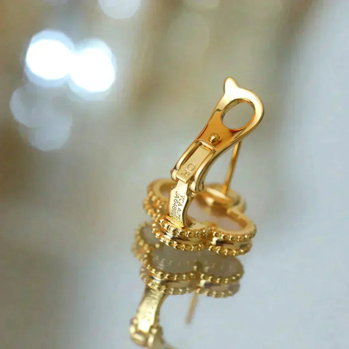 [MIRA]CLOVER MEDIUM 1 MOTIFS  WHITE MOP STUD EARRINGS