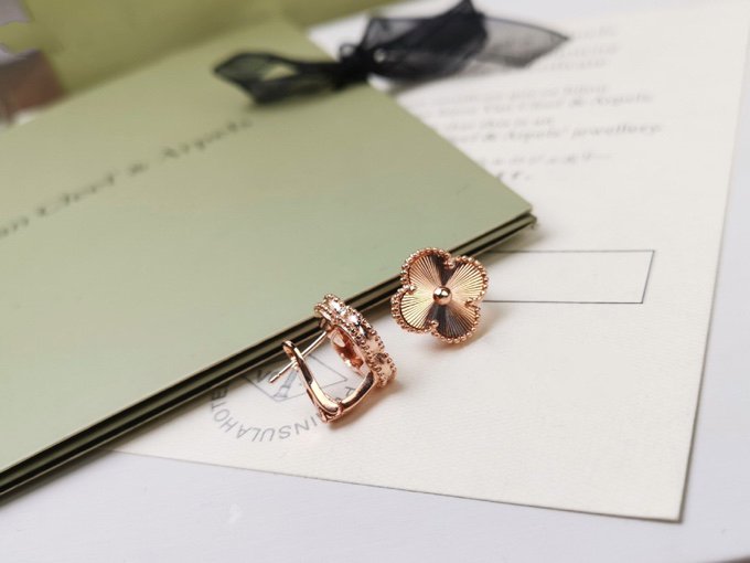 [MIRA]CLOVER MEDIUM STUD EARRINGS