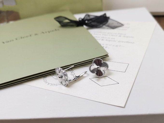 [MIRA]CLOVER MEDIUM STUD EARRINGS