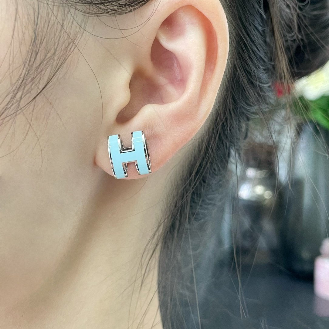 [MIRA]POP H SKY BLUE STUD EARRINGS