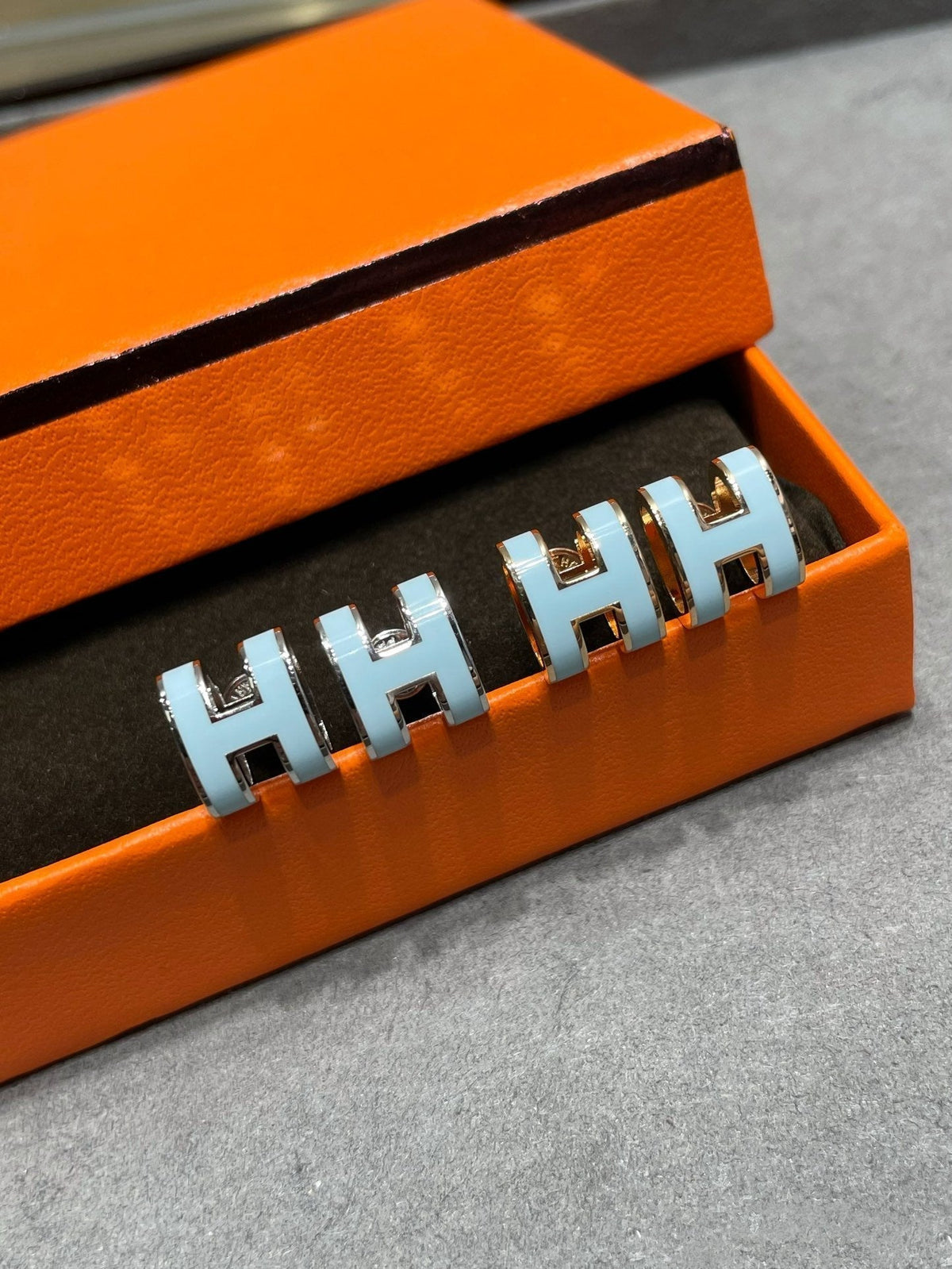 [MIRA]POP H SKY BLUE STUD EARRINGS