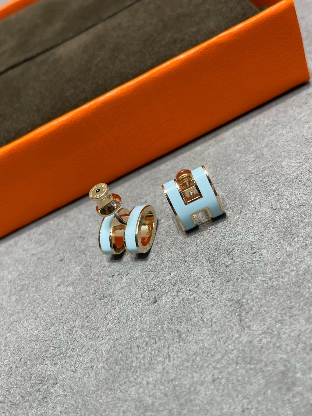 [MIRA]POP H SKY BLUE STUD EARRINGS