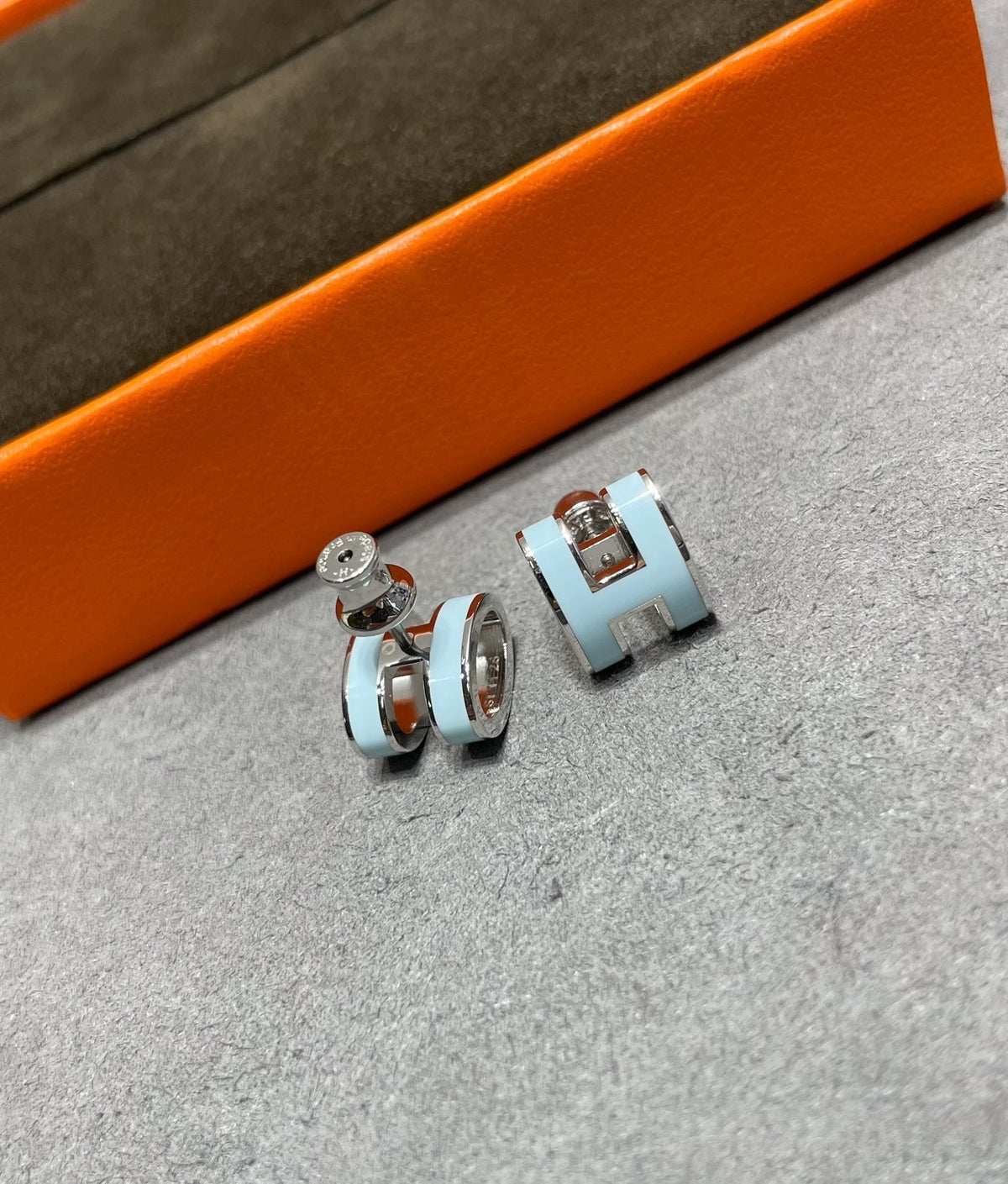 [MIRA]POP H SKY BLUE STUD EARRINGS