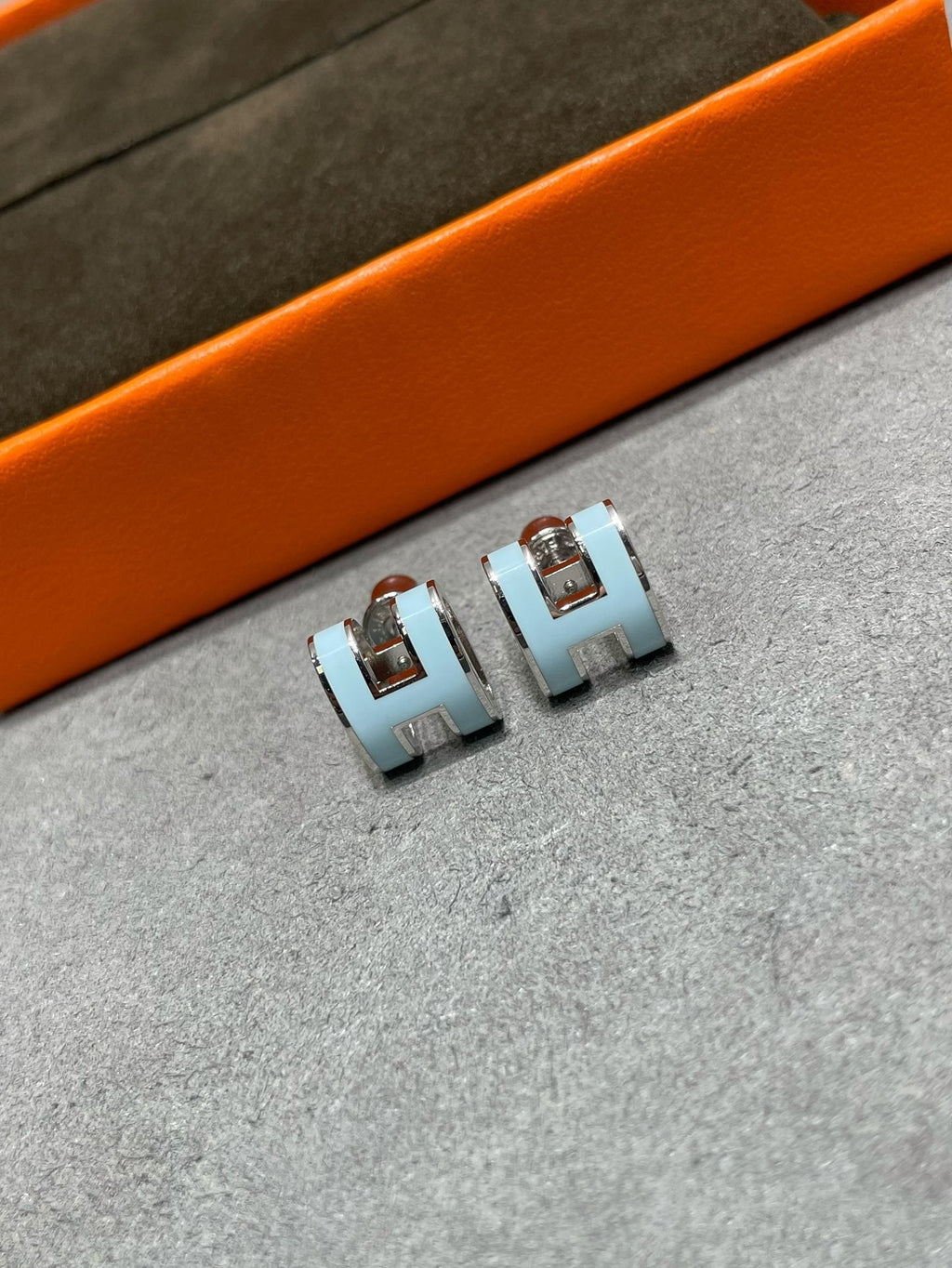 [MIRA]POP H SKY BLUE STUD EARRINGS