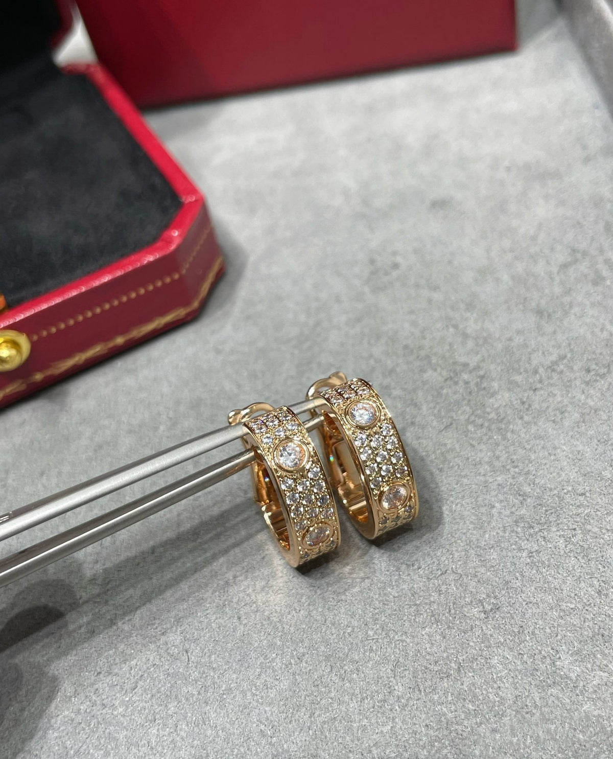 [MIRA]LOVE 5.5MM DIAMOND PAVED EARRINGS