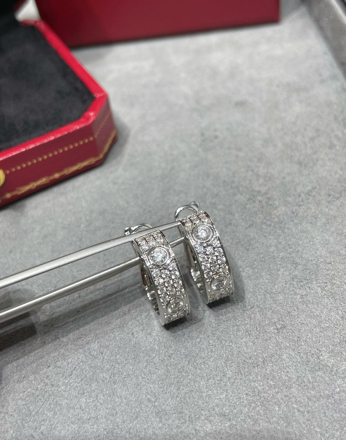 [MIRA]LOVE 5.5MM DIAMOND PAVED EARRINGS