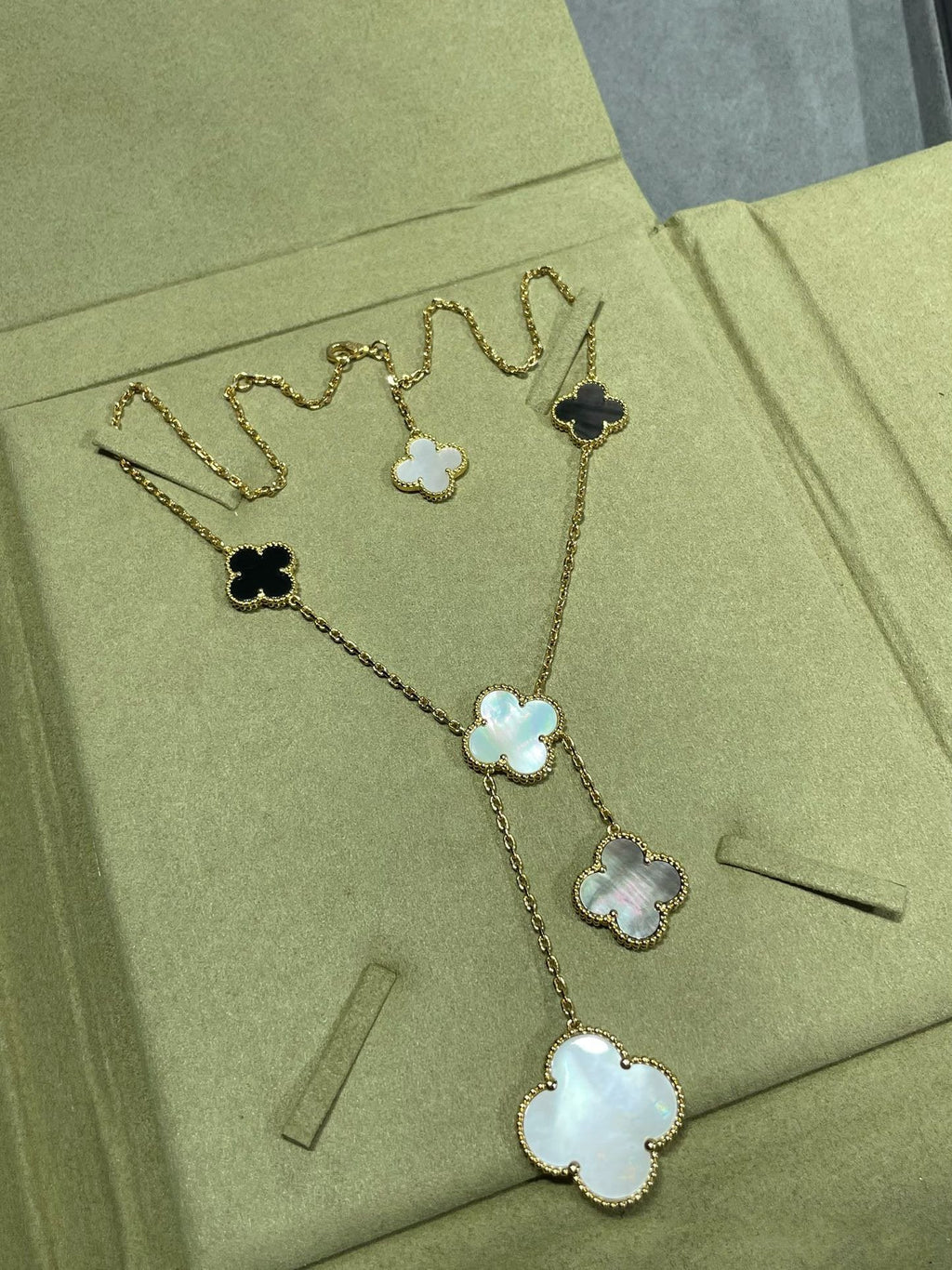[MIRA]CLOVER 6 MOTIF MOP ONYX GOLD NECKLACE