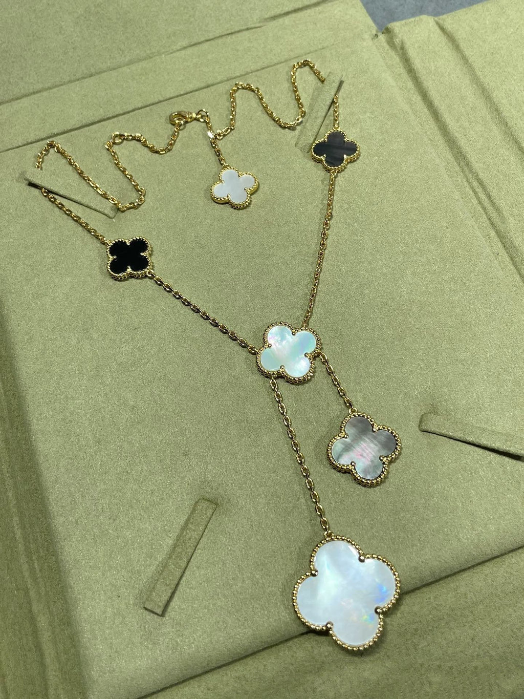 [MIRA]CLOVER 6 MOTIF MOP ONYX GOLD NECKLACE