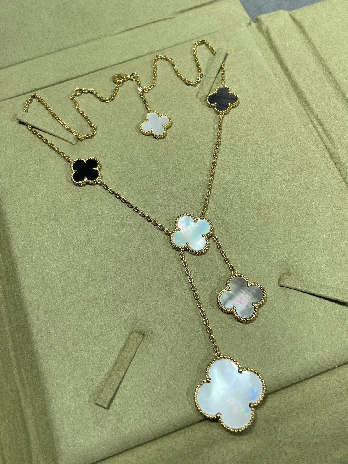 [MIRA]CLOVER 6 MOTIF MOP ONYX GOLD NECKLACE