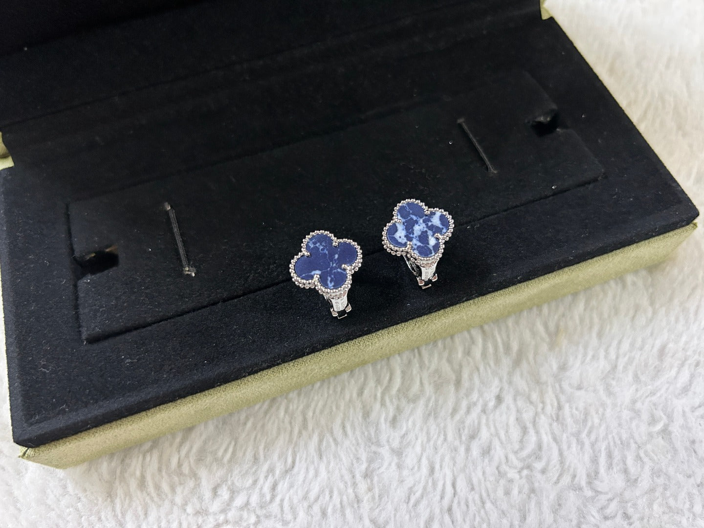[MIRA]CLOVER PIETERSITE MEDIUM STUD EARRINGS