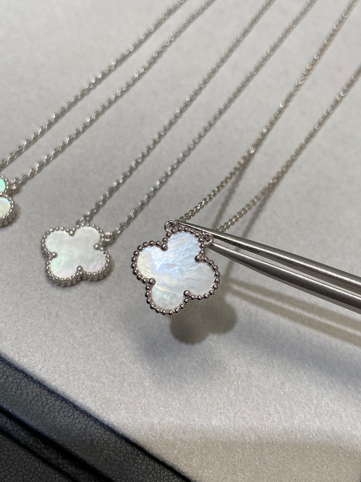 [MIRA]CLOVER MEDIUM SILVER WHITE MOP NECKLACE