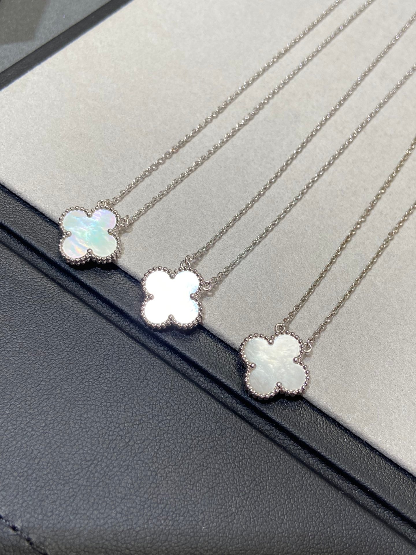 [MIRA]CLOVER MEDIUM SILVER WHITE MOP NECKLACE