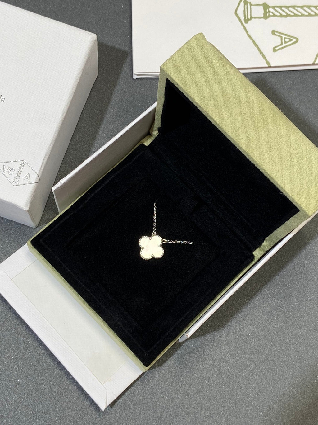 [MIRA]CLOVER MEDIUM SILVER WHITE MOP NECKLACE