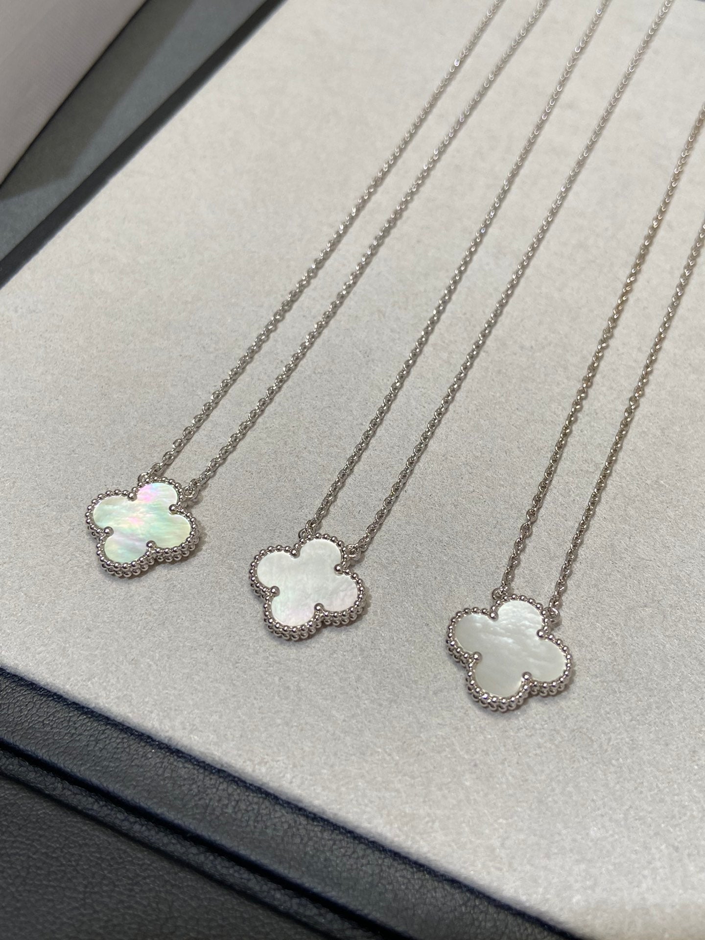 [MIRA]CLOVER MEDIUM SILVER WHITE MOP NECKLACE