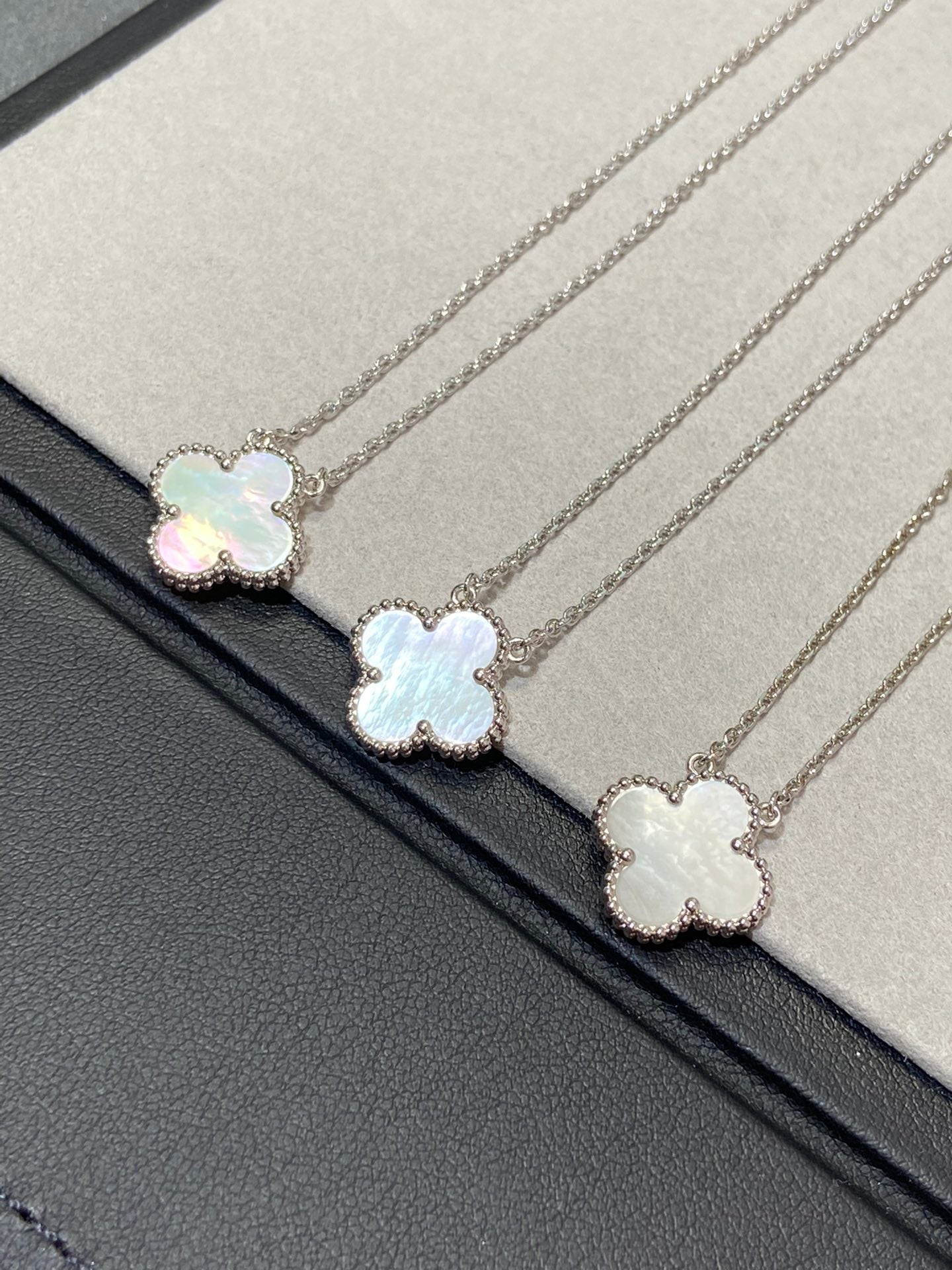 [MIRA]CLOVER MEDIUM SILVER WHITE MOP NECKLACE