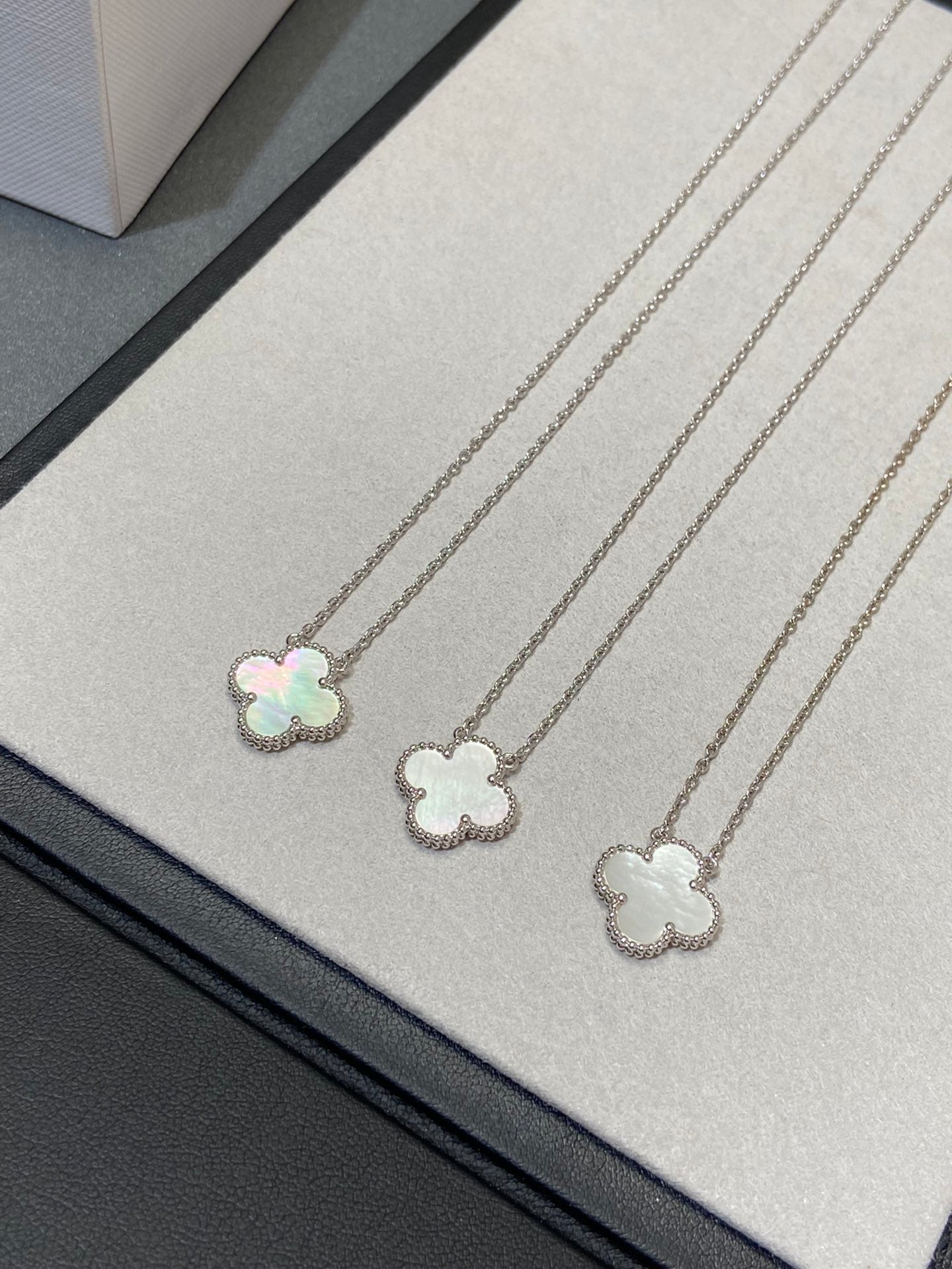 [MIRA]CLOVER MEDIUM SILVER WHITE MOP NECKLACE