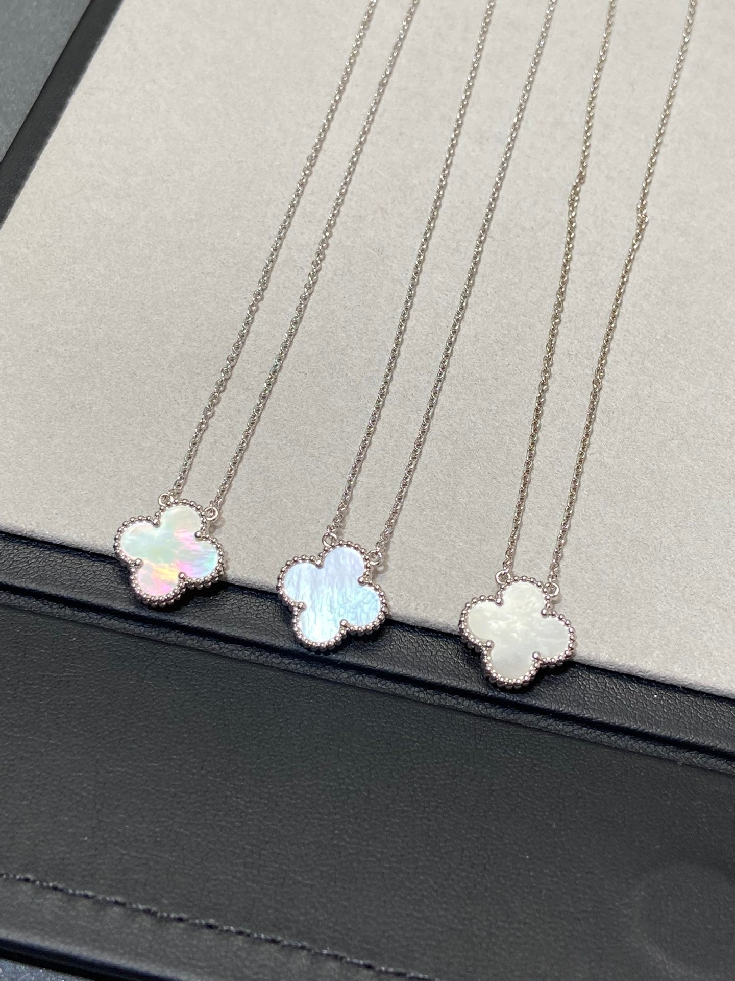 [MIRA]CLOVER MEDIUM SILVER WHITE MOP NECKLACE