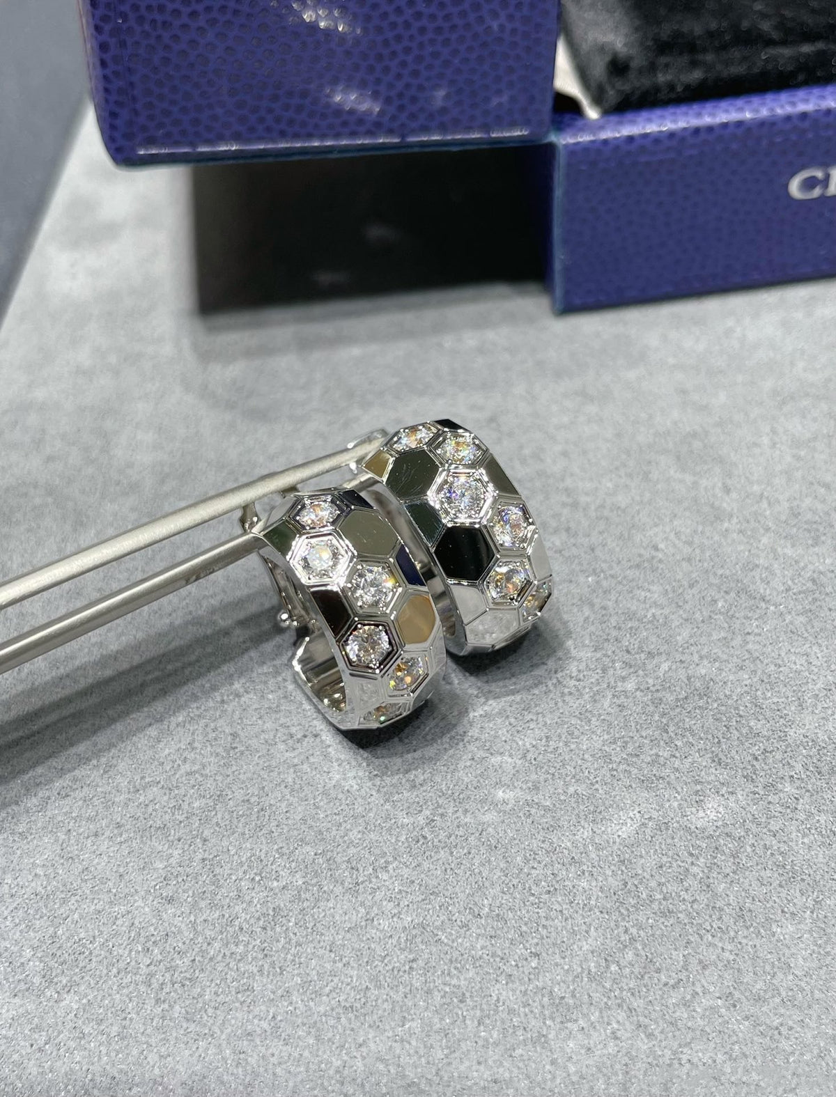 [MIRA]BEE LOVE DIAMOND HOOP EARRINGS