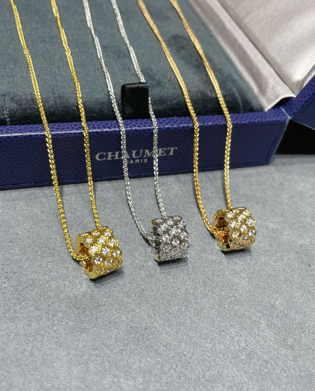 [MIRA]BEE LOVE DIAMOND PAVED 3 ROW NECKLACE