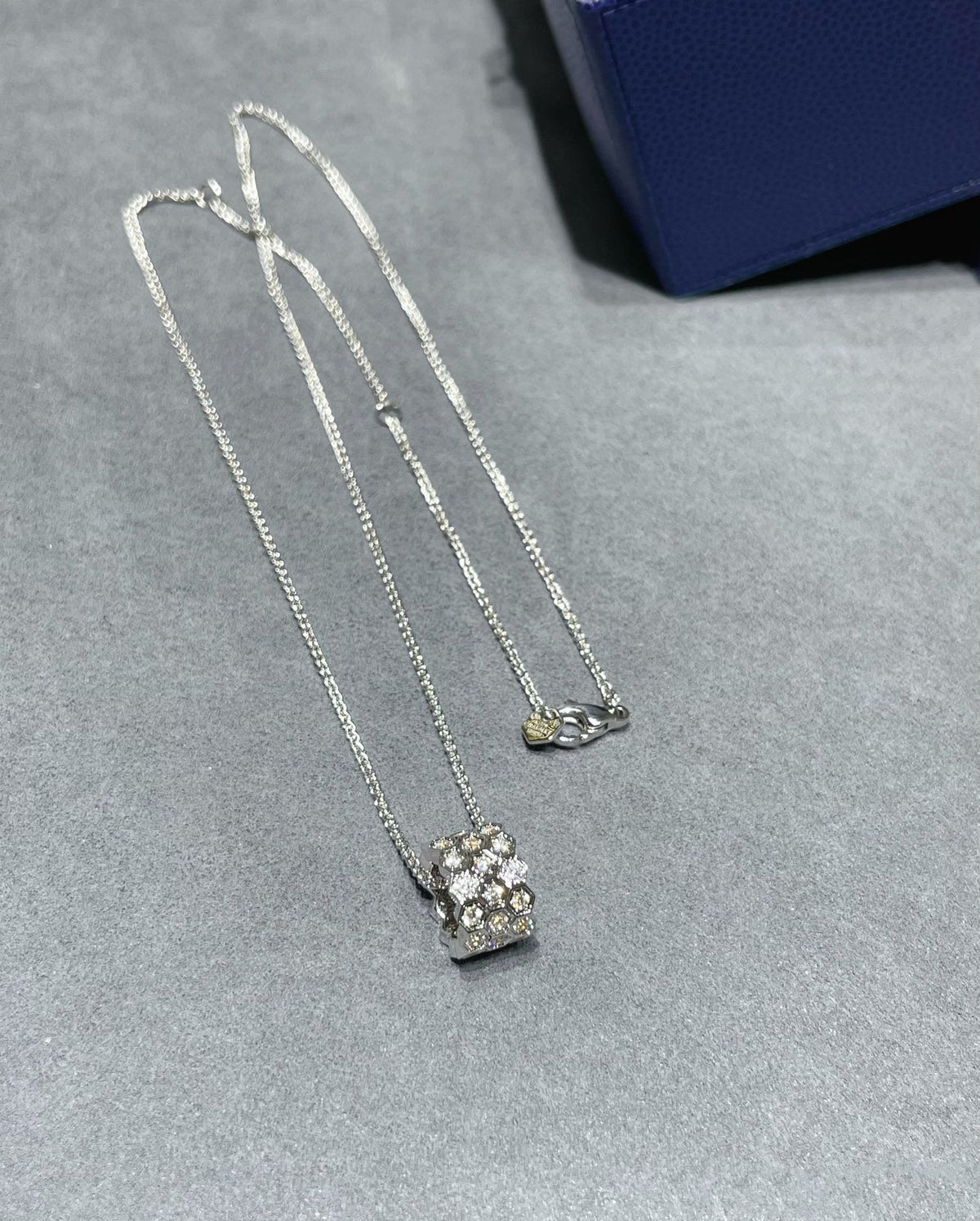 [MIRA]BEE LOVE DIAMOND PAVED 3 ROW NECKLACE