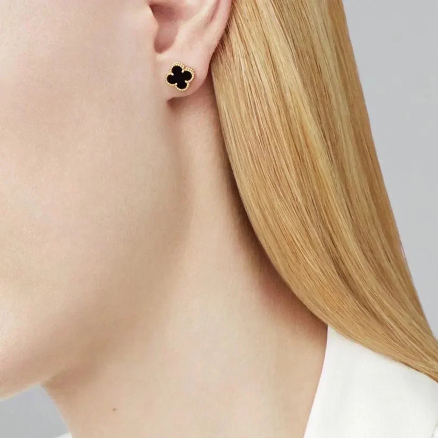 [MIRA]CLOVER MINI 9.5MM BLACK MOP EARRINGS