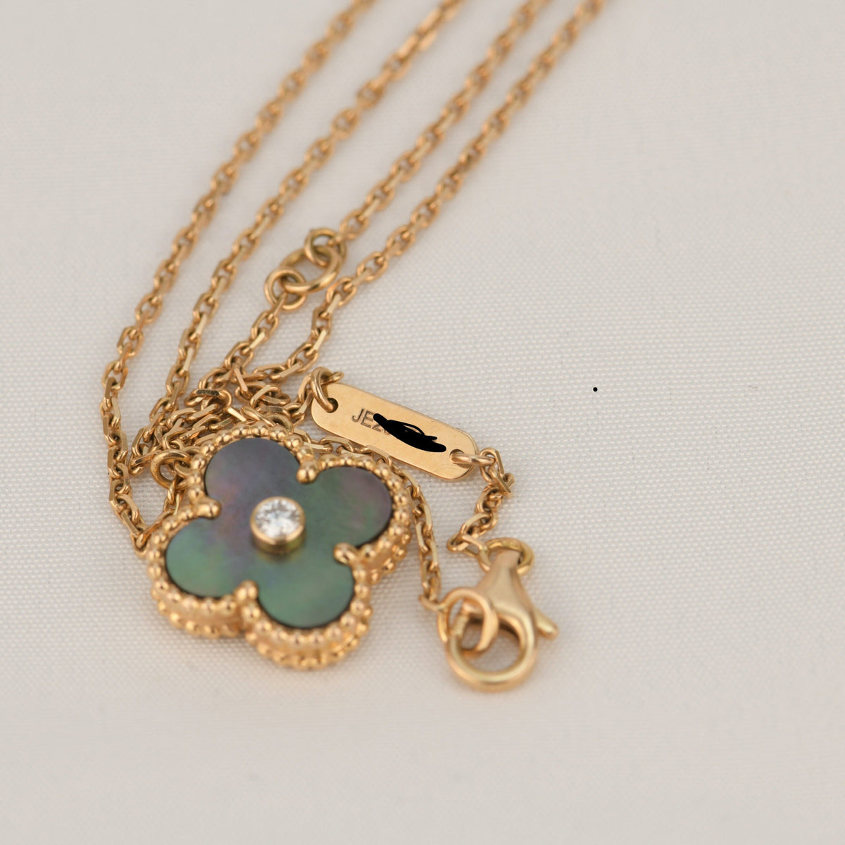 [MIRA]CLOVER 15MM DIAMOND AND MOTHER-OF-GREY NECKLACE