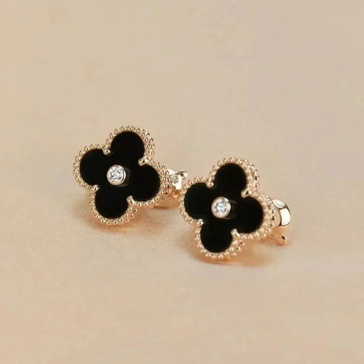 [MIRA]CLOVER MEDIUM 1 MOTIFS ONYX DIAMOND EARRINGS