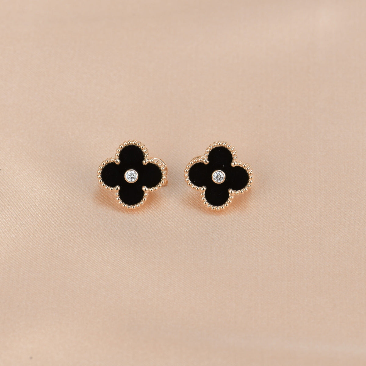 [MIRA]CLOVER MEDIUM 1 MOTIFS ONYX DIAMOND EARRINGS