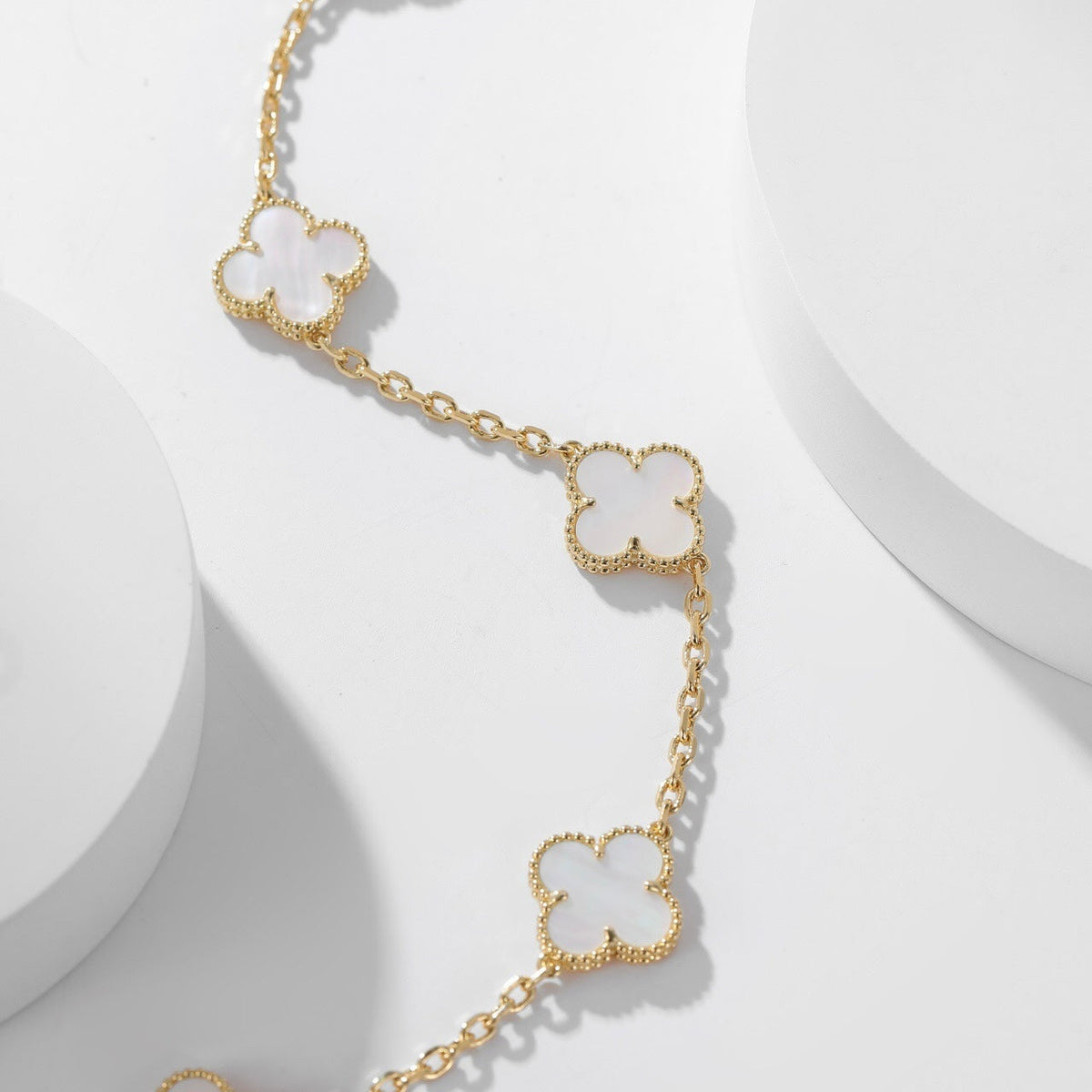 [MIRA]CLOVER 10 MOTIFS WHITE MOTHER OF PEARL NECKLACE
