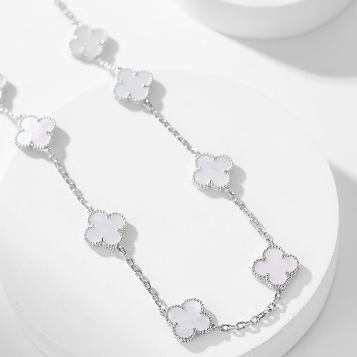 [MIRA]CLOVER 10 MOTIFS WHITE MOTHER OF PEARL NECKLACE