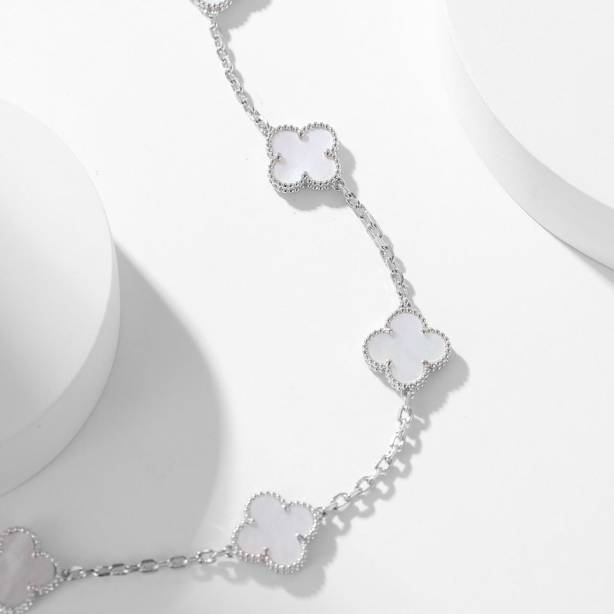 [MIRA]CLOVER 10 MOTIFS WHITE MOTHER OF PEARL NECKLACE