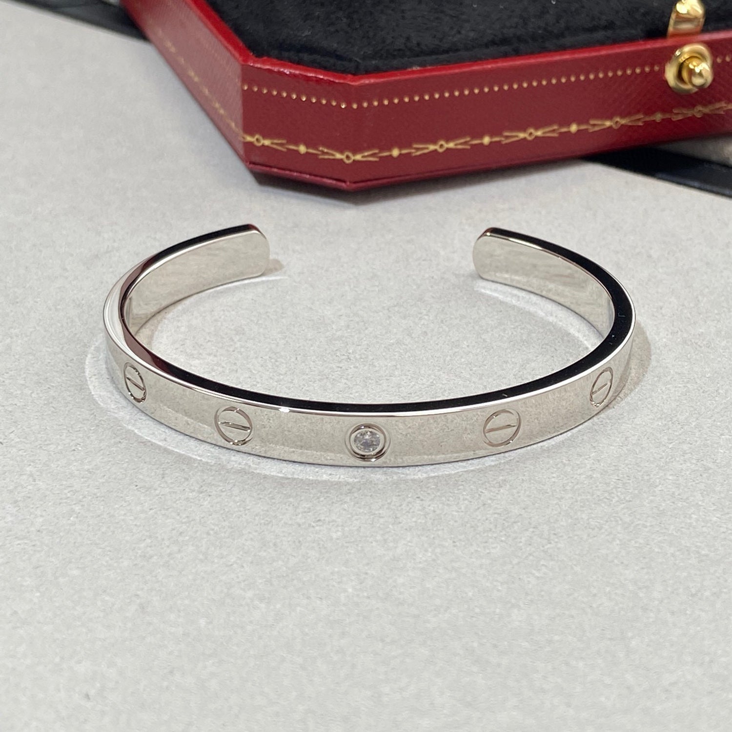 ??MIRA?¡¥LOVE BRACELET 6.1MM 1 DIAMOND OPEN CUFF