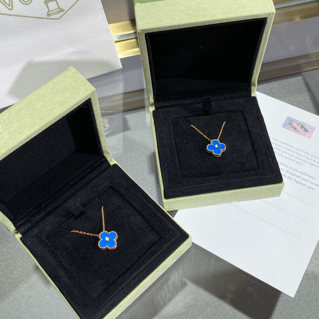 [MIRA]CLOVER 15MM DIAMOND AND BLUE AGATE NECKLACE