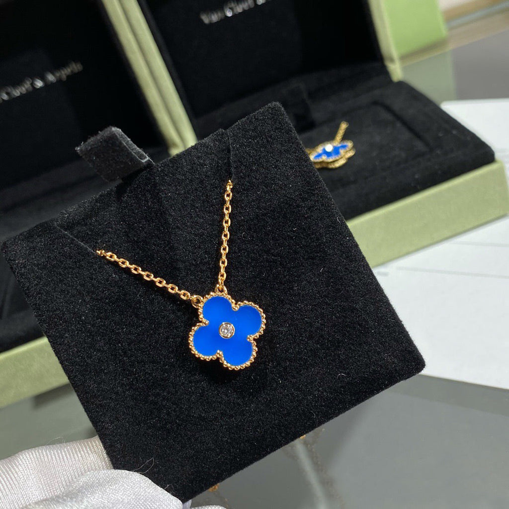 [MIRA]CLOVER 15MM DIAMOND AND BLUE AGATE NECKLACE